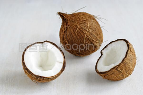 灰色背景的成熟椰子