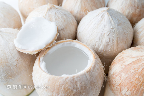 有椰子背景的水